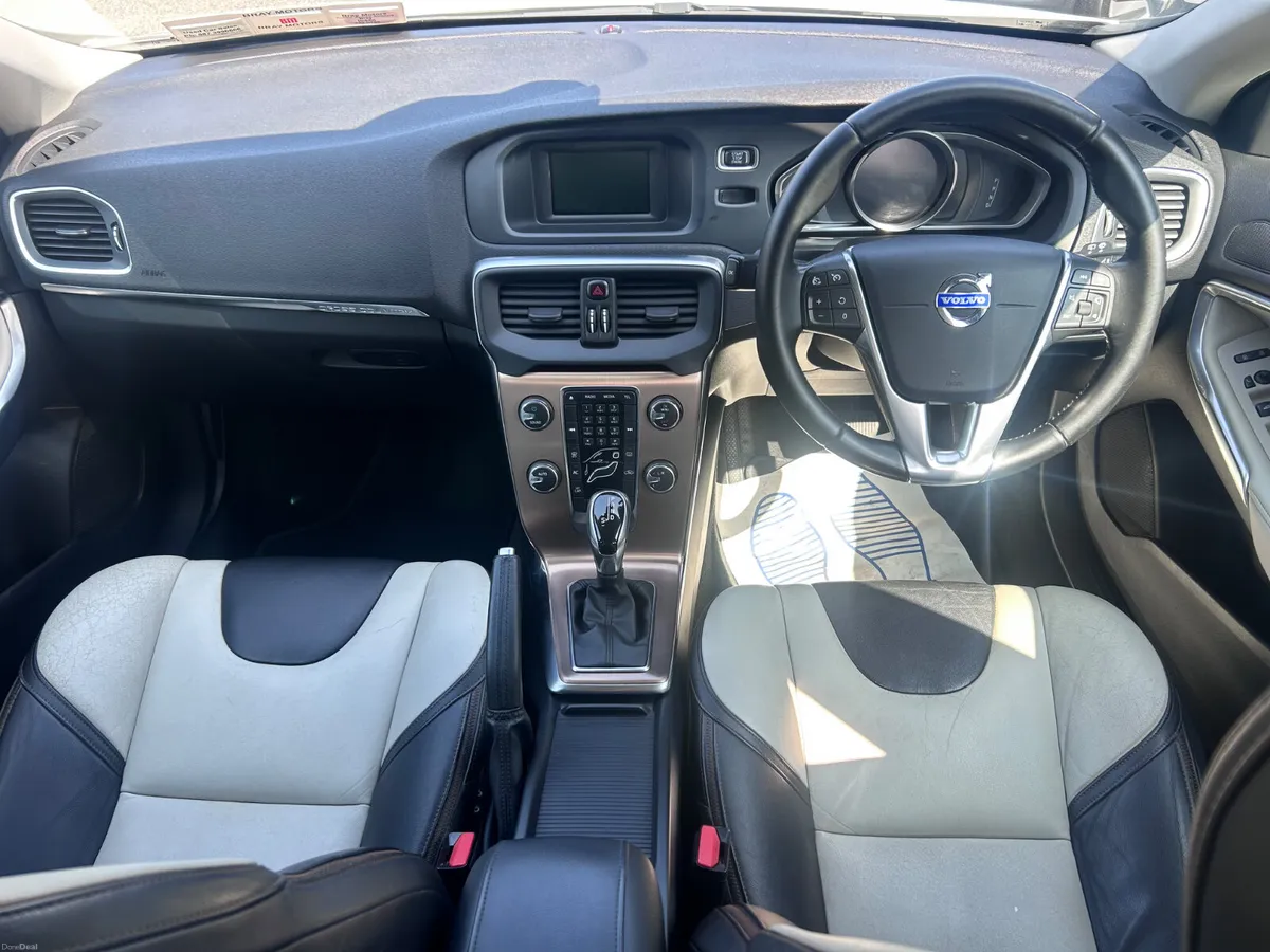2014 VOLVO V40 1.6d CROSS COUNTRY SE LUX AUTO - Image 2