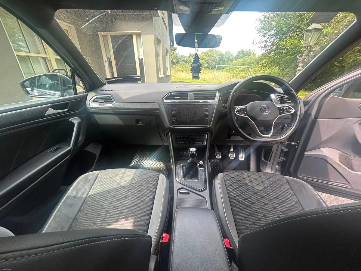 2021 Volkswagen Tiguan R Line - Image 5