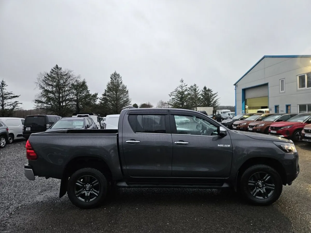 Toyota Hilux 2.8 SR5 Double CAB - Image 5