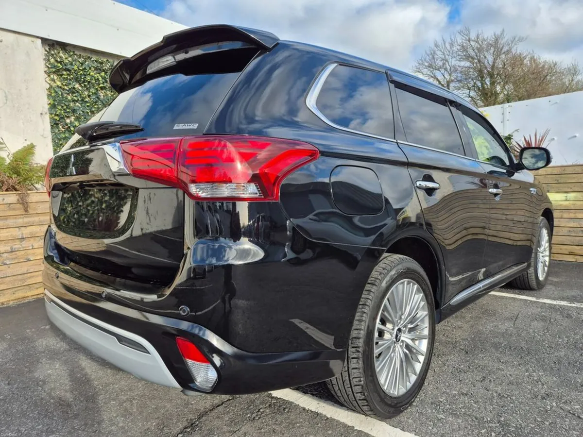 Mitsubishi Outlander 2.4 PHEV / INTENSE SAFETY PAC - Image 6