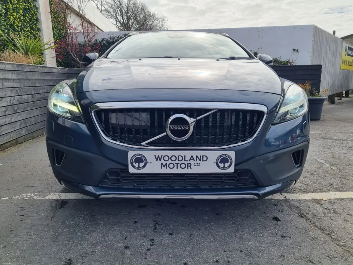 Volvo V40 2.0 D4 CROSS COUNTRY / HIGH SPEC / LOW M - Image 3