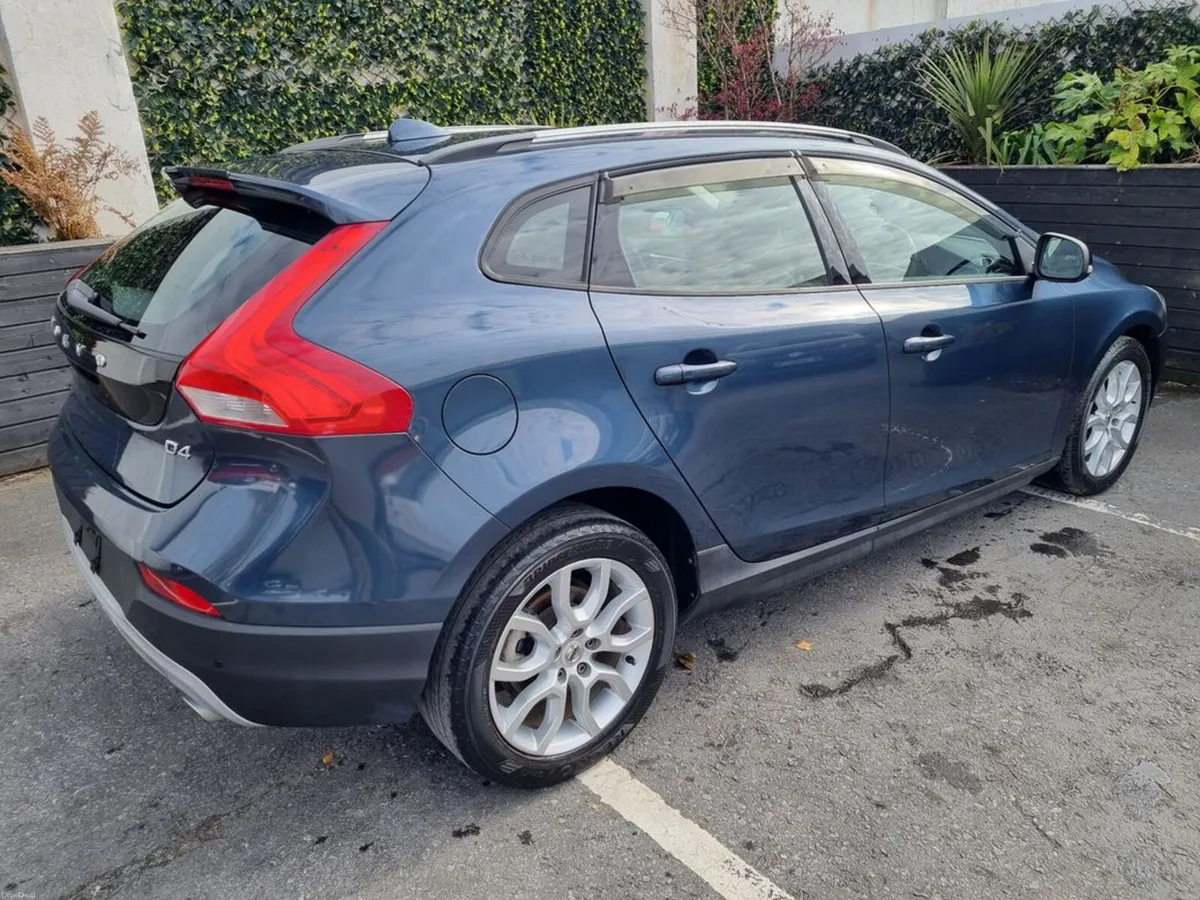 Volvo V40 2.0 D4 CROSS COUNTRY / HIGH SPEC / LOW M - Image 6