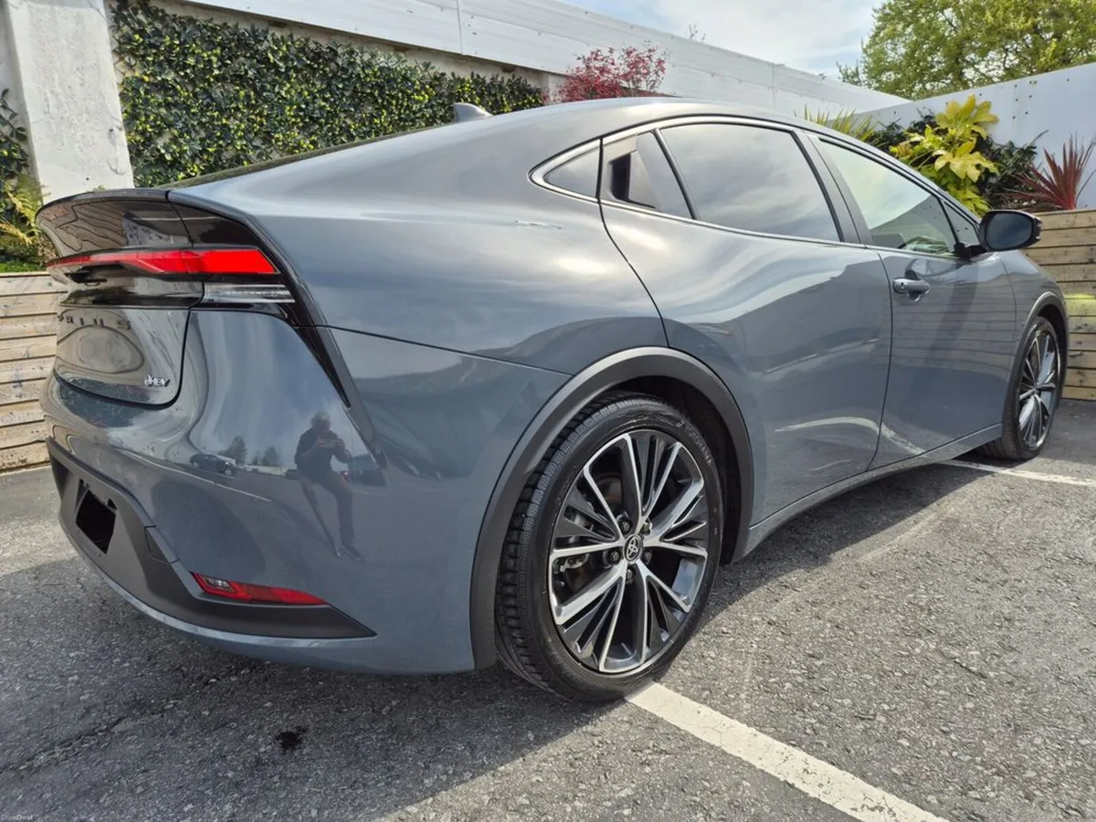 Toyota Prius 2.0 HEV / G-PACK HIGH SPEC / LOW MILE - Image 6
