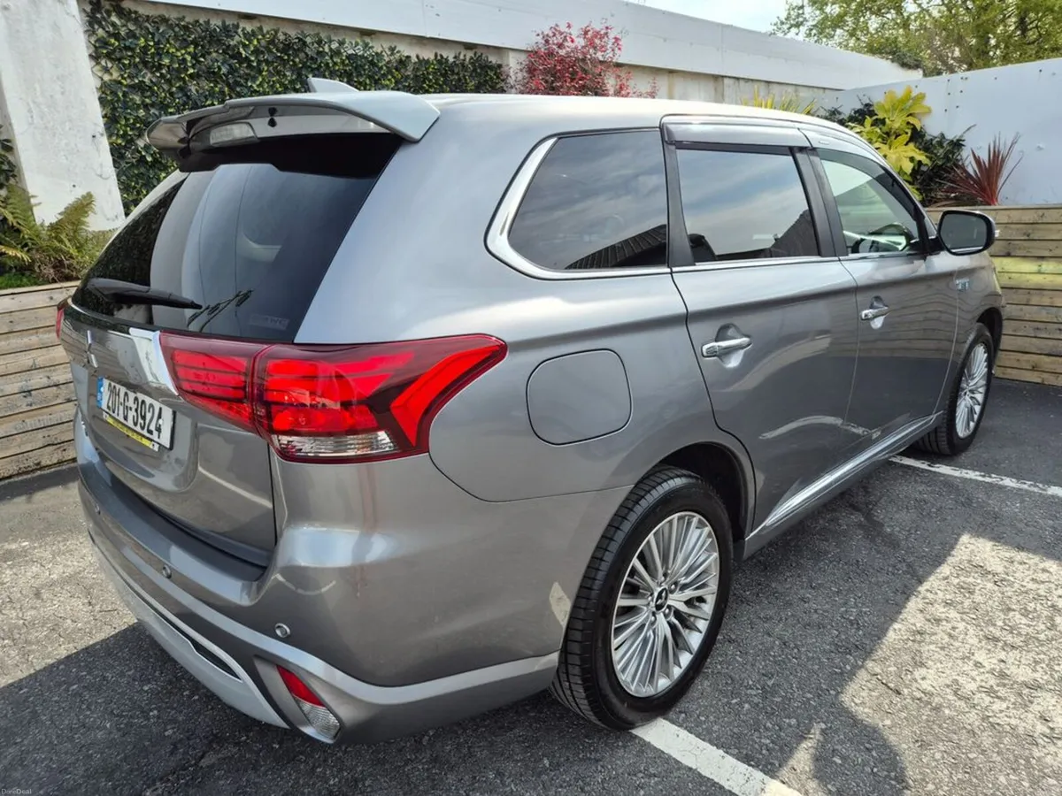 Mitsubishi Outlander 2.4 PHEV / INTENSE SAFETY PAC - Image 5