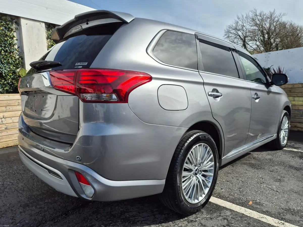 Mitsubishi Outlander 2.4 PHEV / INTENSE SAFETY PAC - Image 5