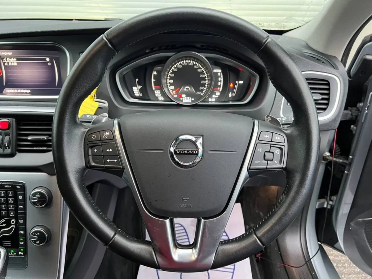 Volvo V40 D4 AUTO DYNAMIC EDITION 2.0 D // HEATED - Image 4