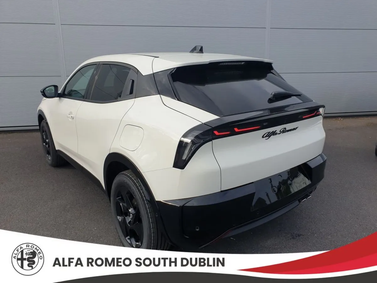 Alfa Romeo Junior "Ibrida" Hybrid Model with Tech - Image 5