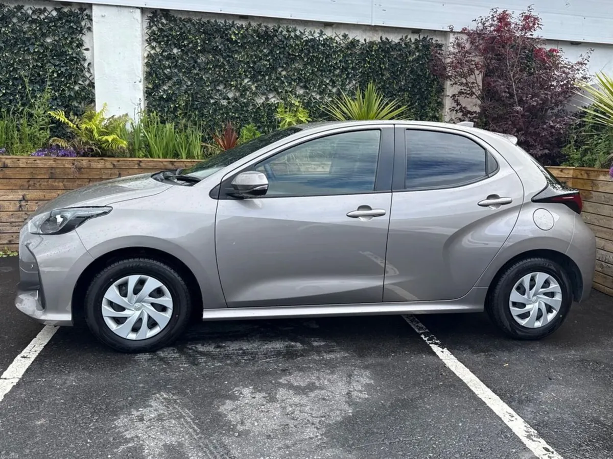 Toyota Yaris 1.5 HYBRID / X SPEC / TAX 150 (212 RE - Image 4
