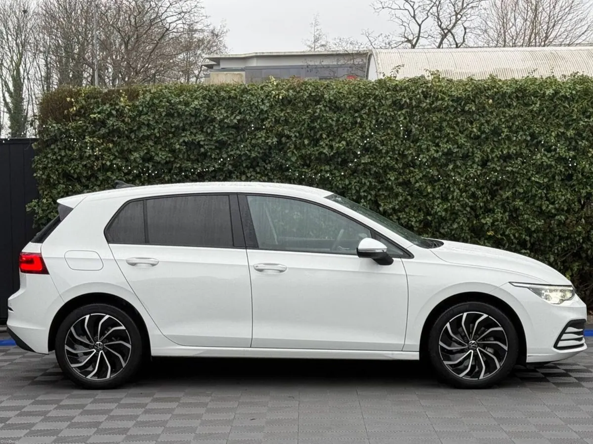 Volkswagen Golf 1.0 eTSI // APPLE CARPLAY/ANDROID - Image 2
