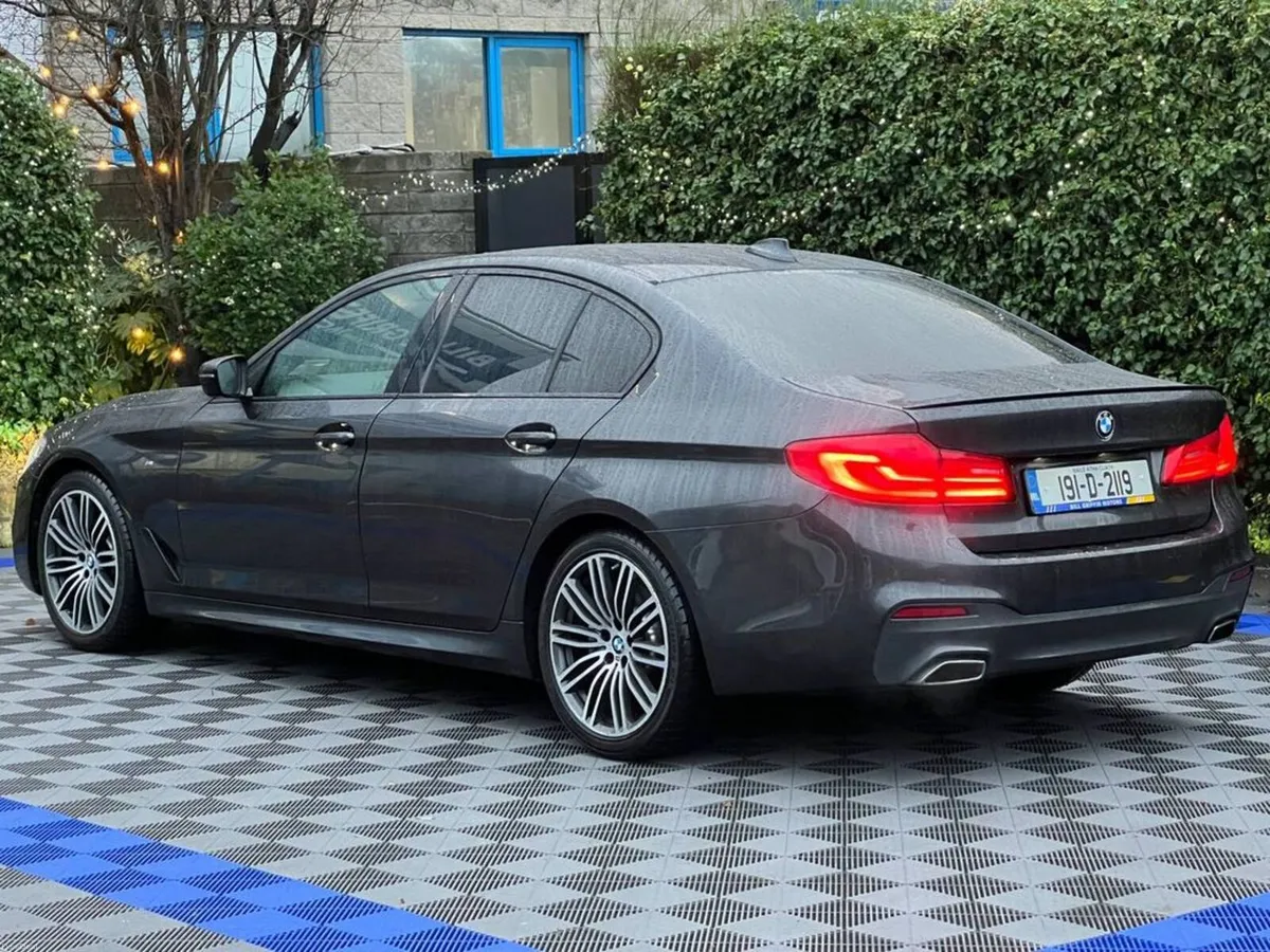 BMW 5-Series 520d M-SPORT // LEATHER HEATED SEATS - Image 5