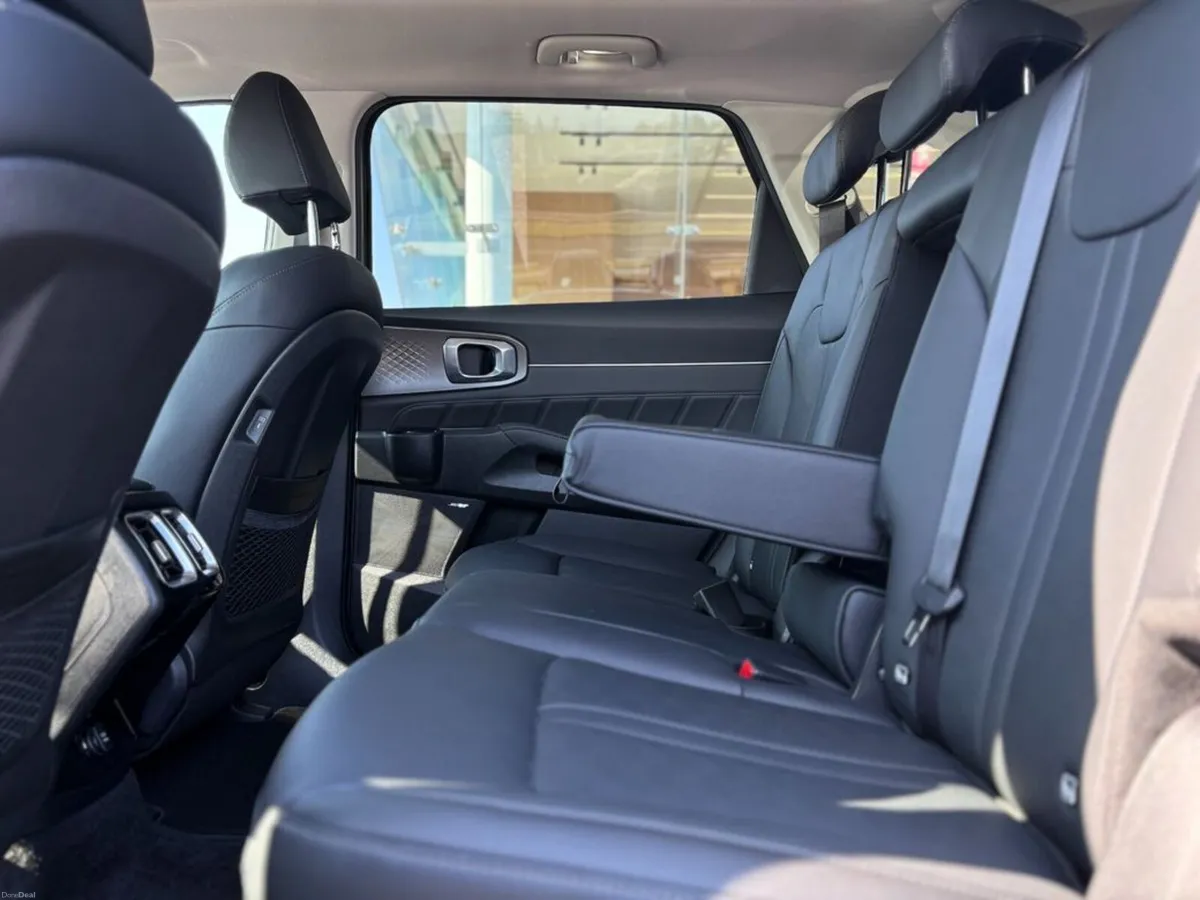 Kia Sorento 1.6 Plug in hybrid ( 7 Seats ) (3.9% A - Image 4