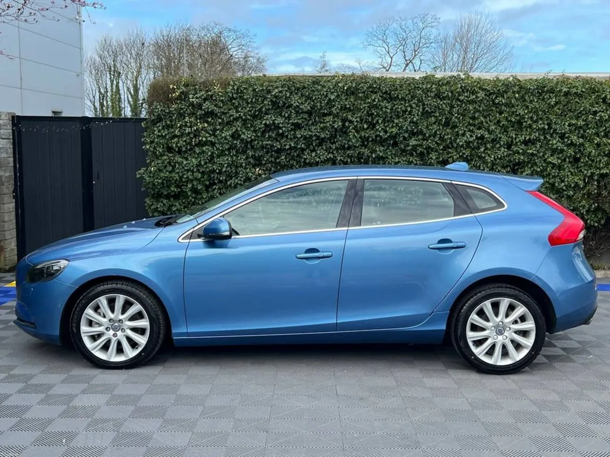 Volvo V40 T3 1.5 ** BIG SPEC ** // LOW MILEAGE // - Image 3