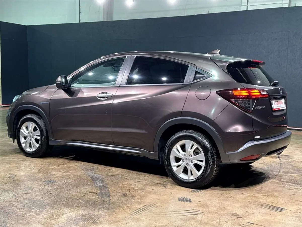 Honda Vezel HYBRID 1.5L AUTOMATIC - REVERSE CAMERA - Image 5
