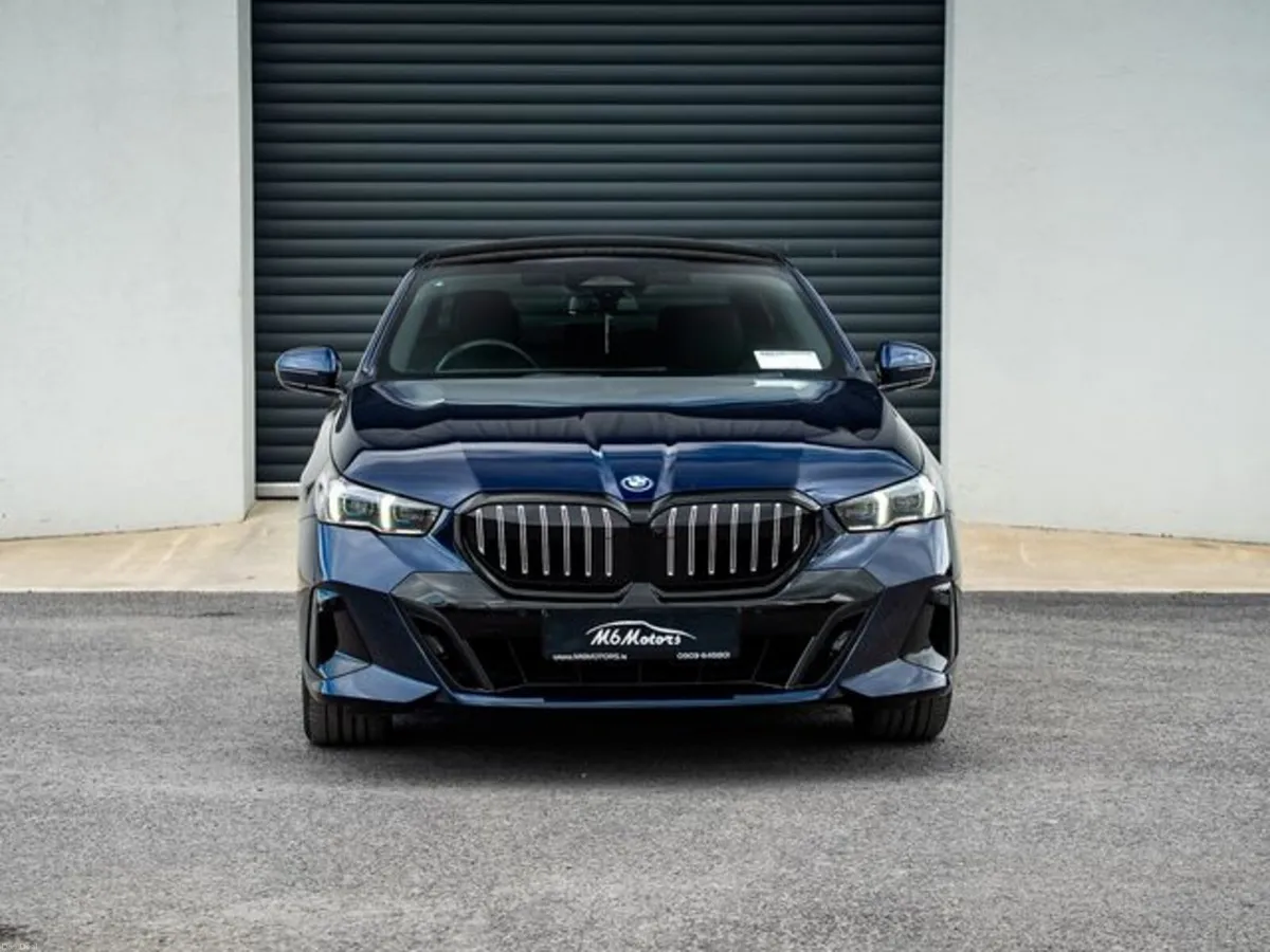BMW 5-Series 530E M SPORT Pan roof + COMFORT Pack - Image 2