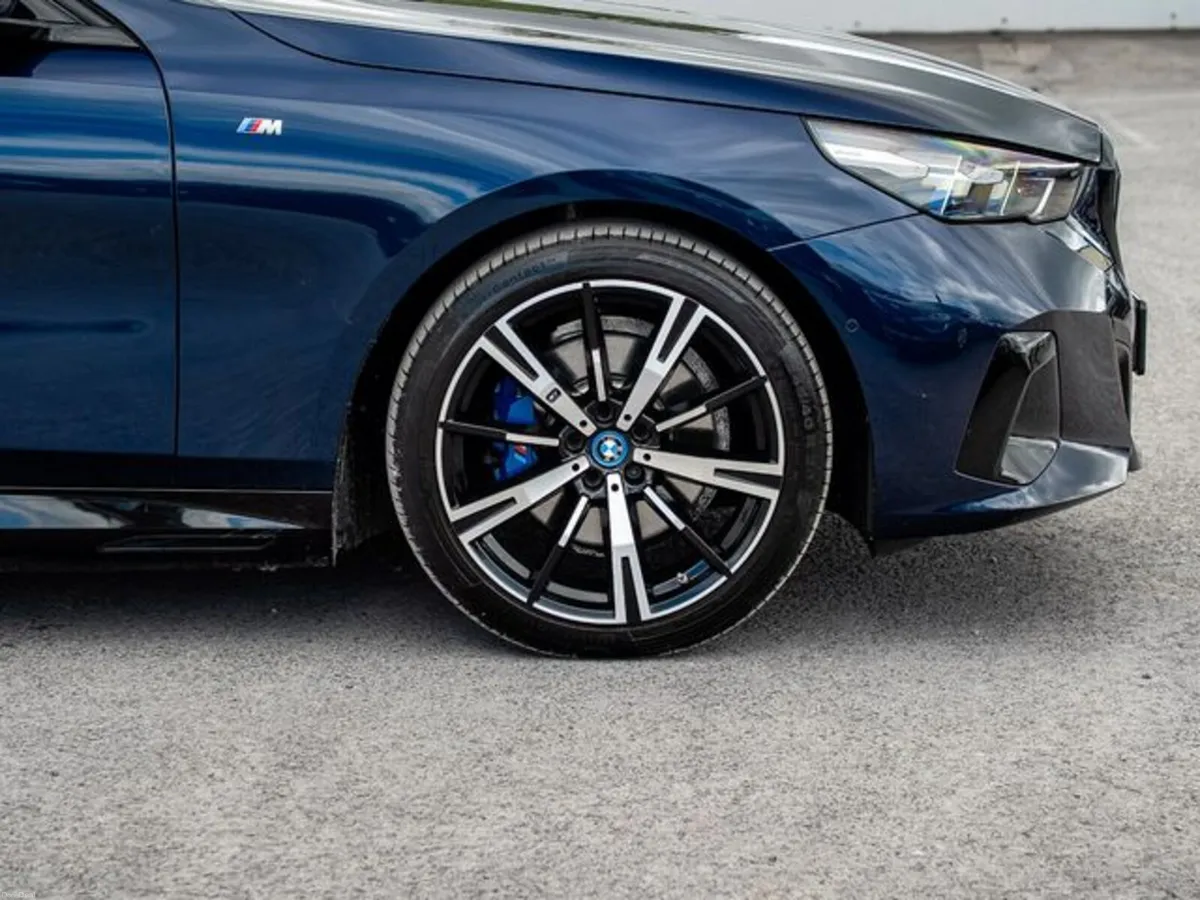BMW 5-Series 530E M SPORT Pan roof + COMFORT Pack - Image 3