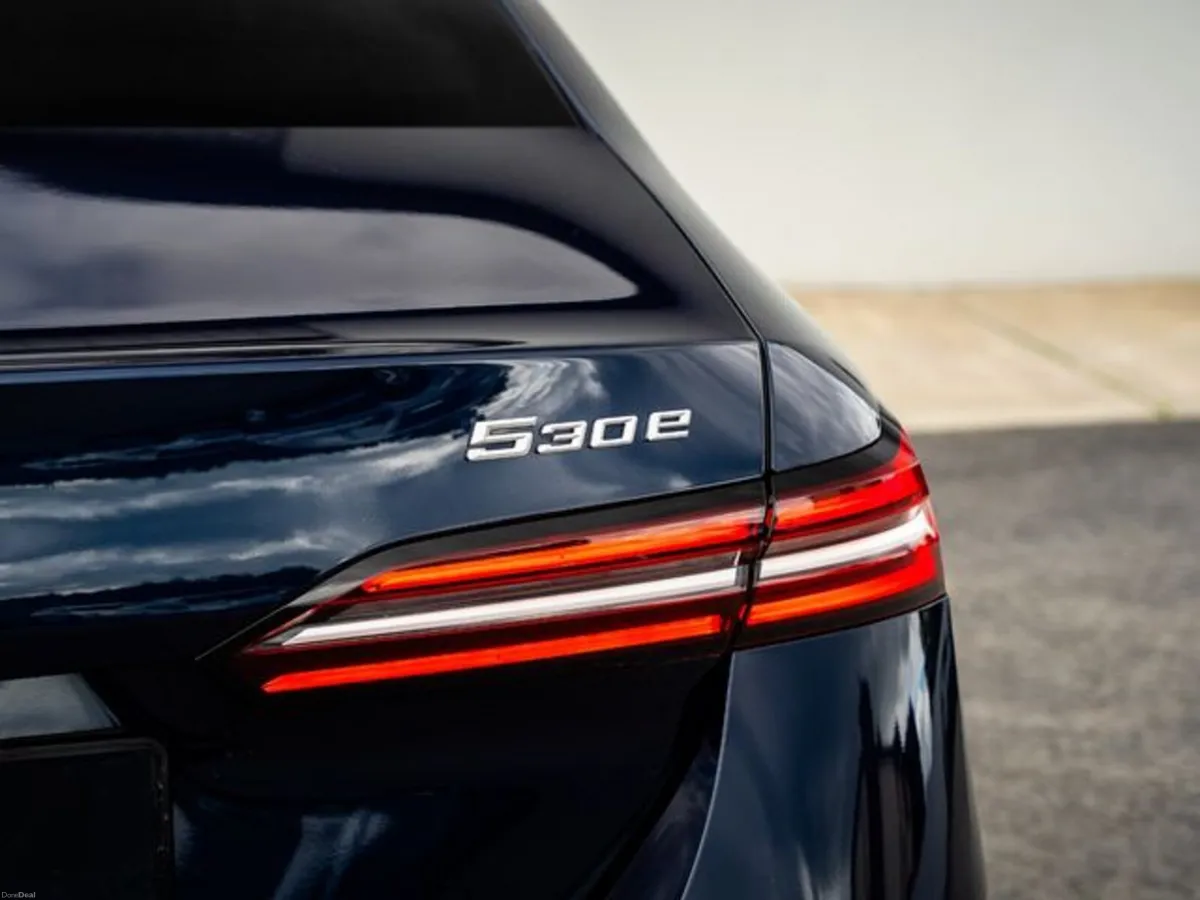 BMW 5-Series 530E M SPORT Pan roof + COMFORT Pack - Image 6