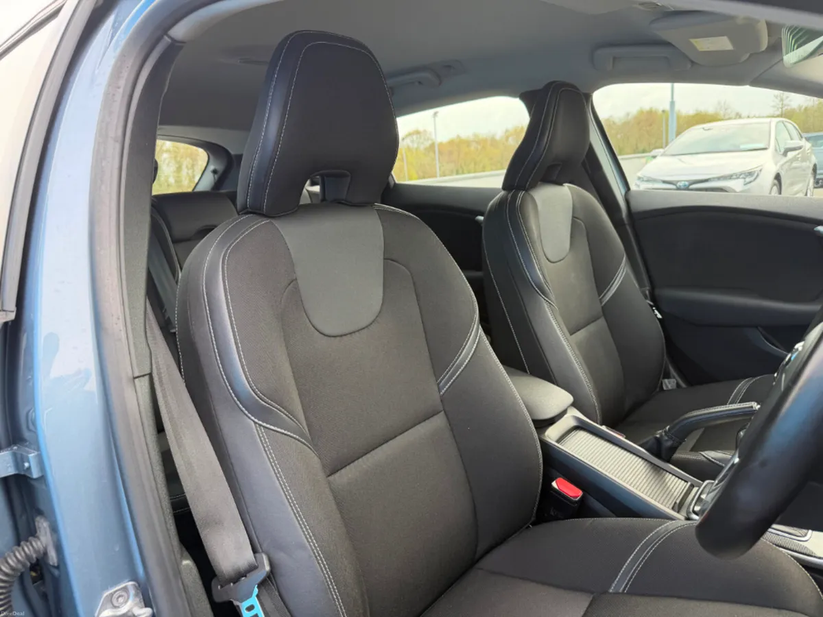 Volvo V40 2.0 D2 Momentum 120BHP * BLUETOOTH / PAR - Image 6