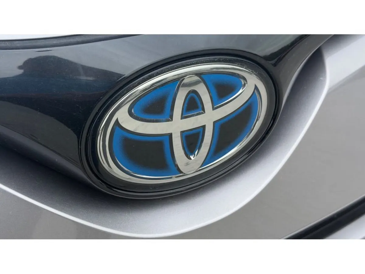 Toyota C-HR G Package Leather seats - Image 5