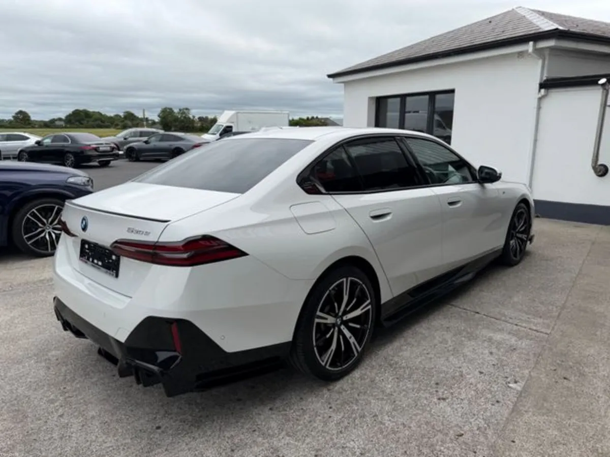 BMW 5-Series 530 E M SPORT PRO TECH PLUS - Image 4