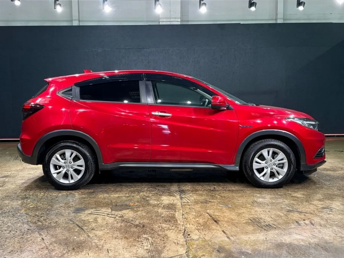 Honda Vezel HYBRID 1.5L AUTOMATIC - REVERSE CAMERA - Image 2