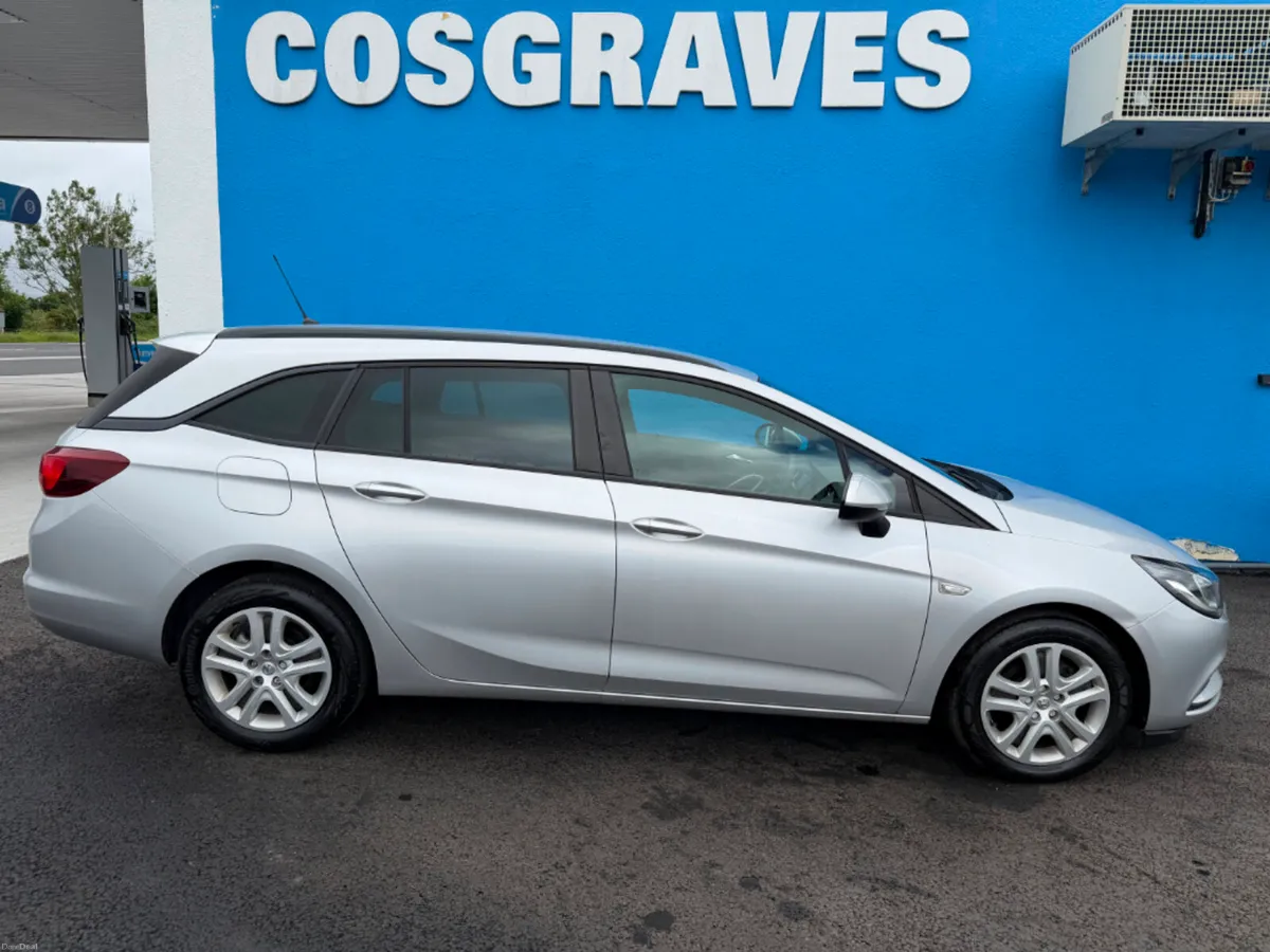 Vauxhall Astra ESTATE DESIGN 1.6 CDTI * APPLE CAR - Image 2