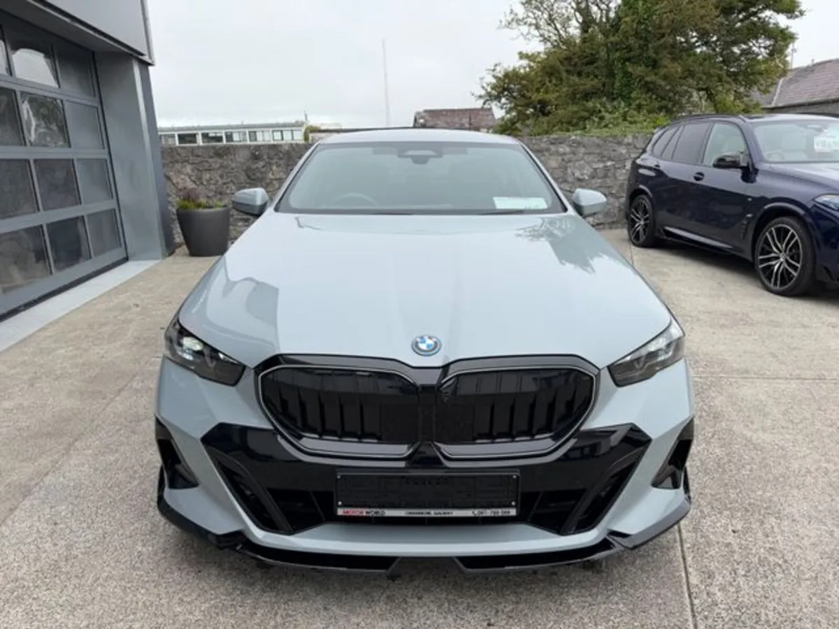 BMW 5-Series 530 E M SPORT PRO TECH PLUS COMFORT P - Image 6