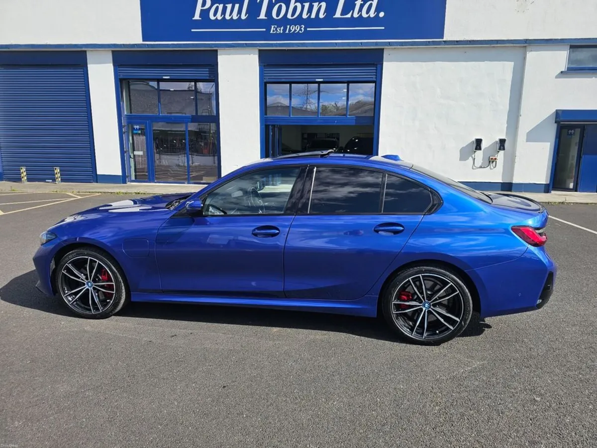 BMW 3-Series ABSOLUTELY LOADED - Image 4