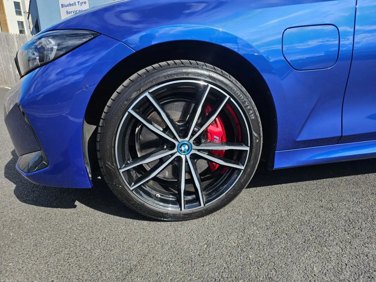 BMW 3-Series ABSOLUTELY LOADED - Image 3