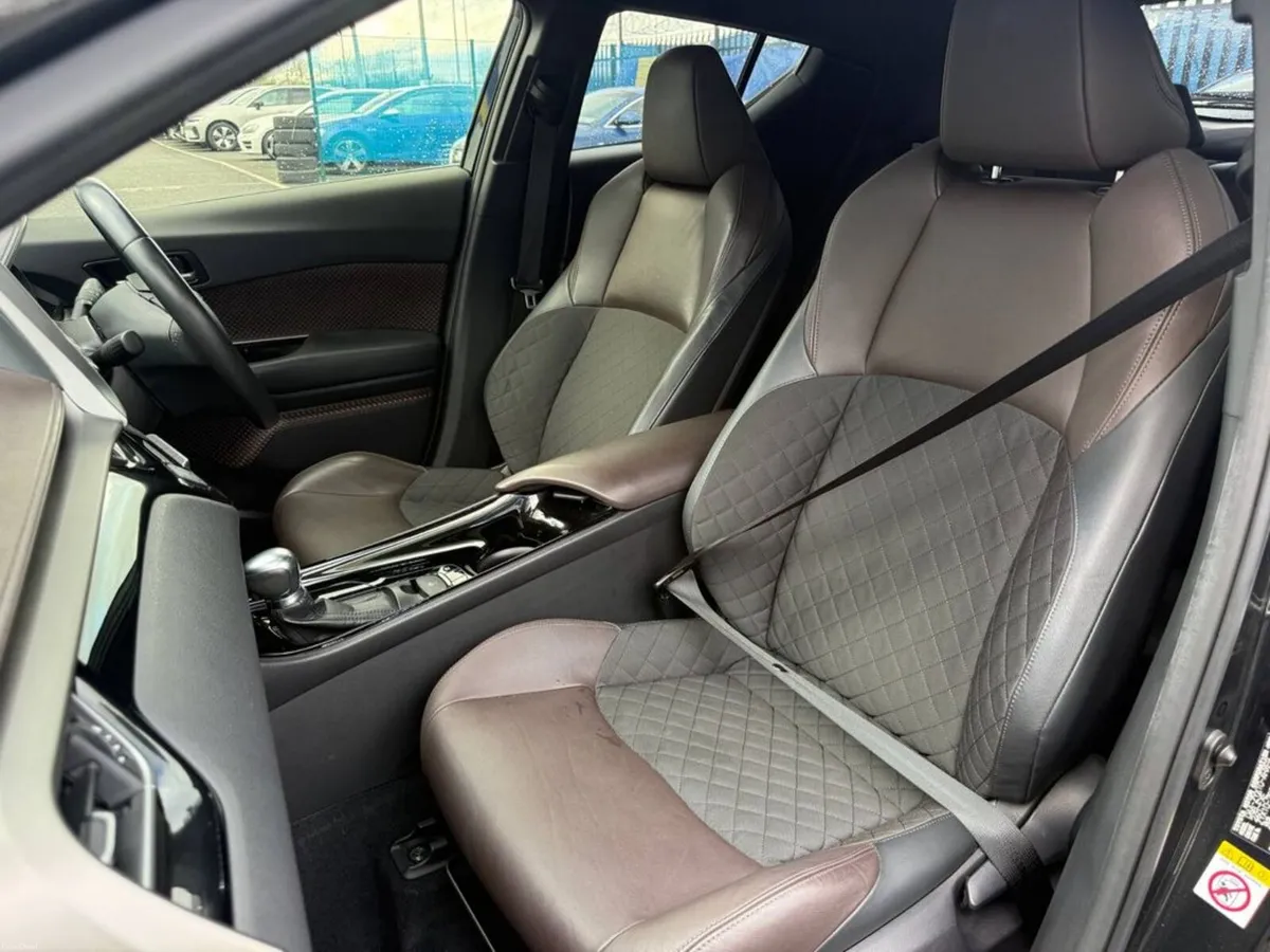 Toyota C-HR 1.8 HYBRID // HEATED HALF LEATHER SEAT - Image 6