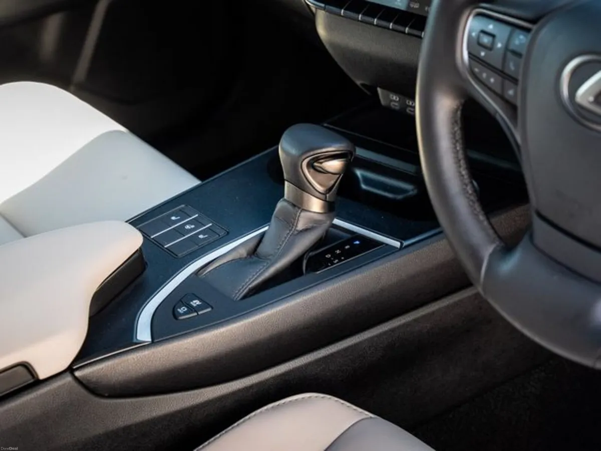 Lexus UX 250H F SPORT DESIGN - Image 2