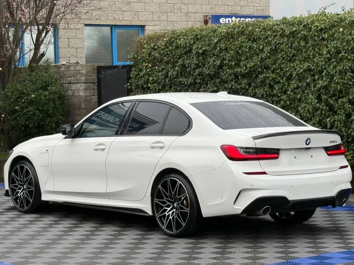BMW 3-Series 330e M-SPORT COMPETITION 2.0 HYBRID / - Image 5