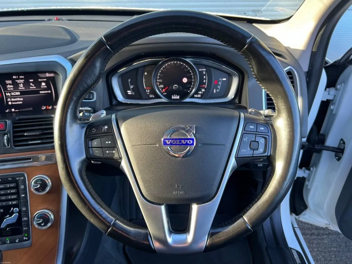 Volvo XC60 D4 CLASSIC 2.0 D // TILT & SLIDE PAN RO - Image 5