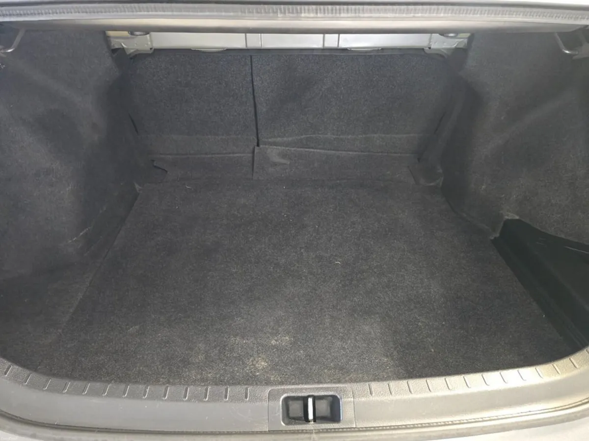 Toyota Corolla 1.4 D4D Saloon - Image 6