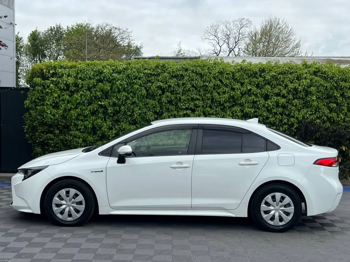 Toyota Corolla 1.8 HYBRID // ADAPTIVE CRUISE CONTR - Image 3
