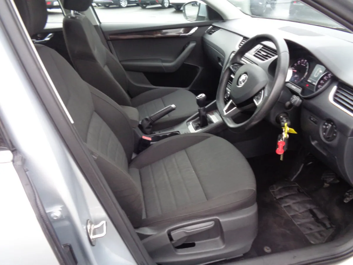 Skoda Octavia Style 1.6 TDI 110HP 4DR * REVERSING - Image 6