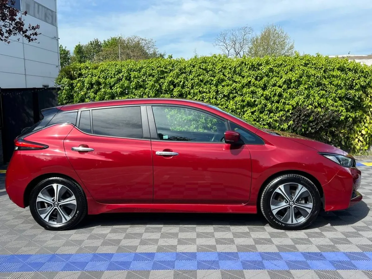 Nissan Leaf 40KW EV // APPLE CARPLAY/ANDROID AUTO - Image 2