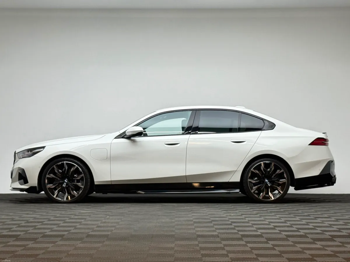 BMW 5-Series 550E M SPORT XDRIVE - Image 4