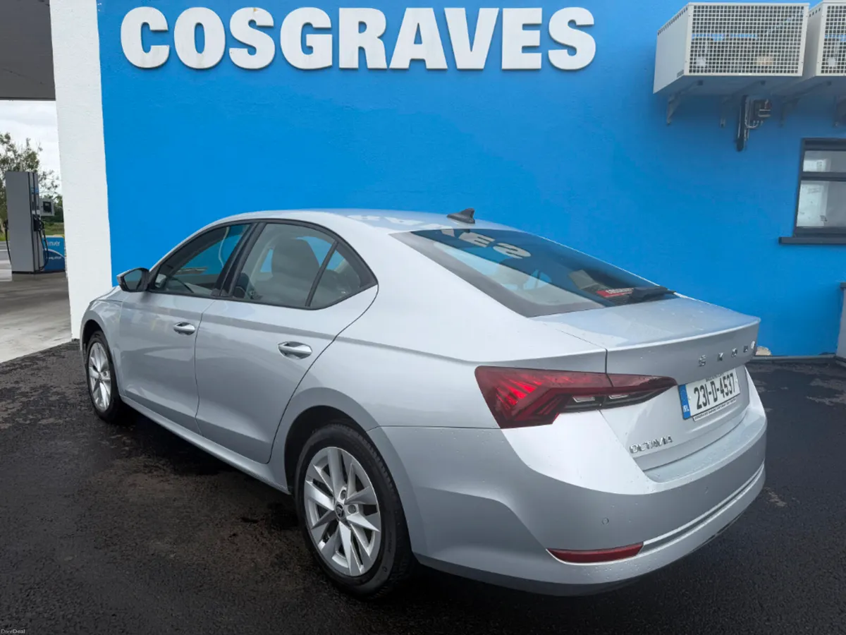 Skoda Octavia AMB 2.0tdi 115HP 5DR * REVERSING CAM - Image 3