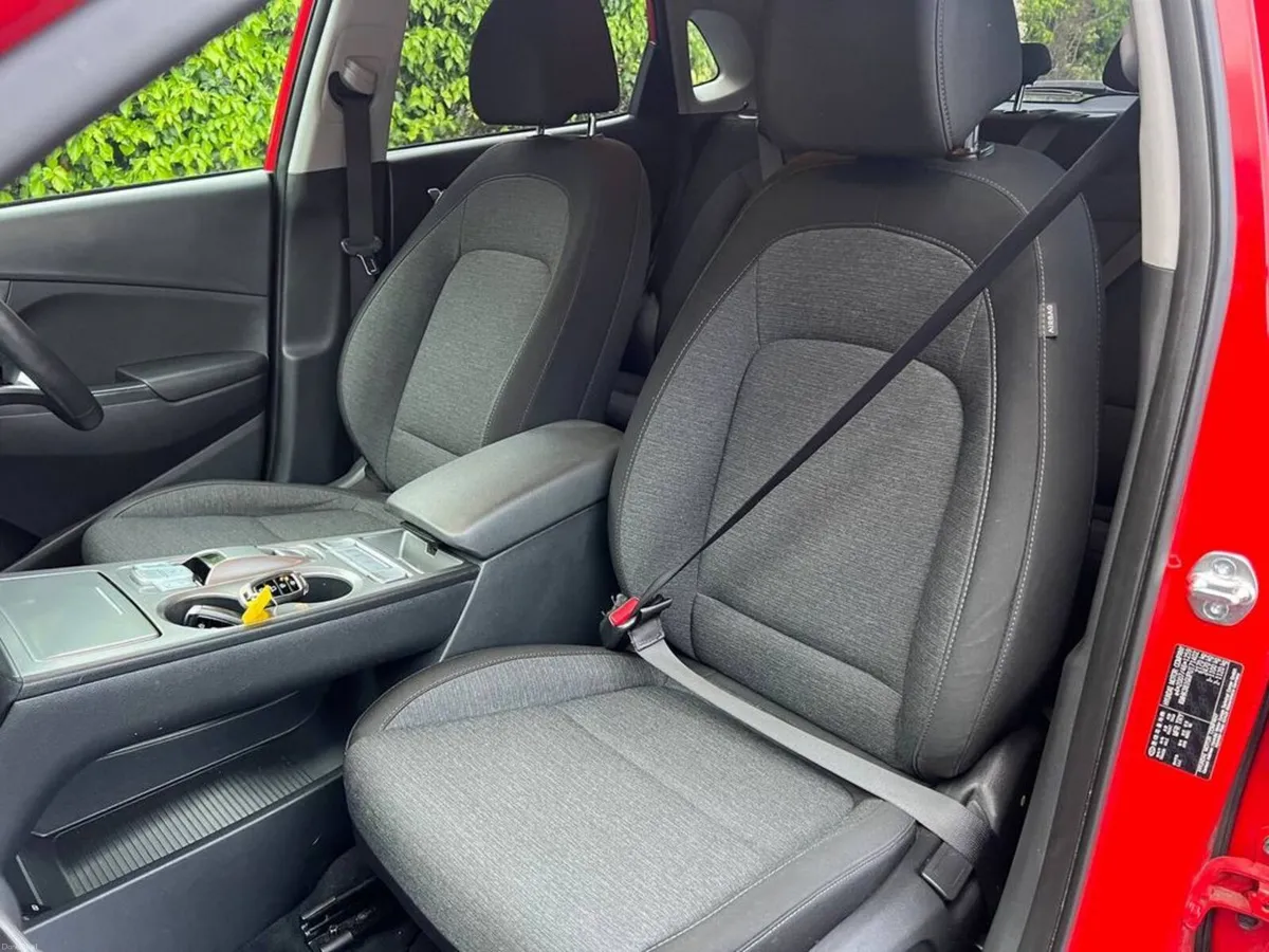 Hyundai KONA PREMIUM 65 KWH LONG RANGE // FULL SER - Image 6