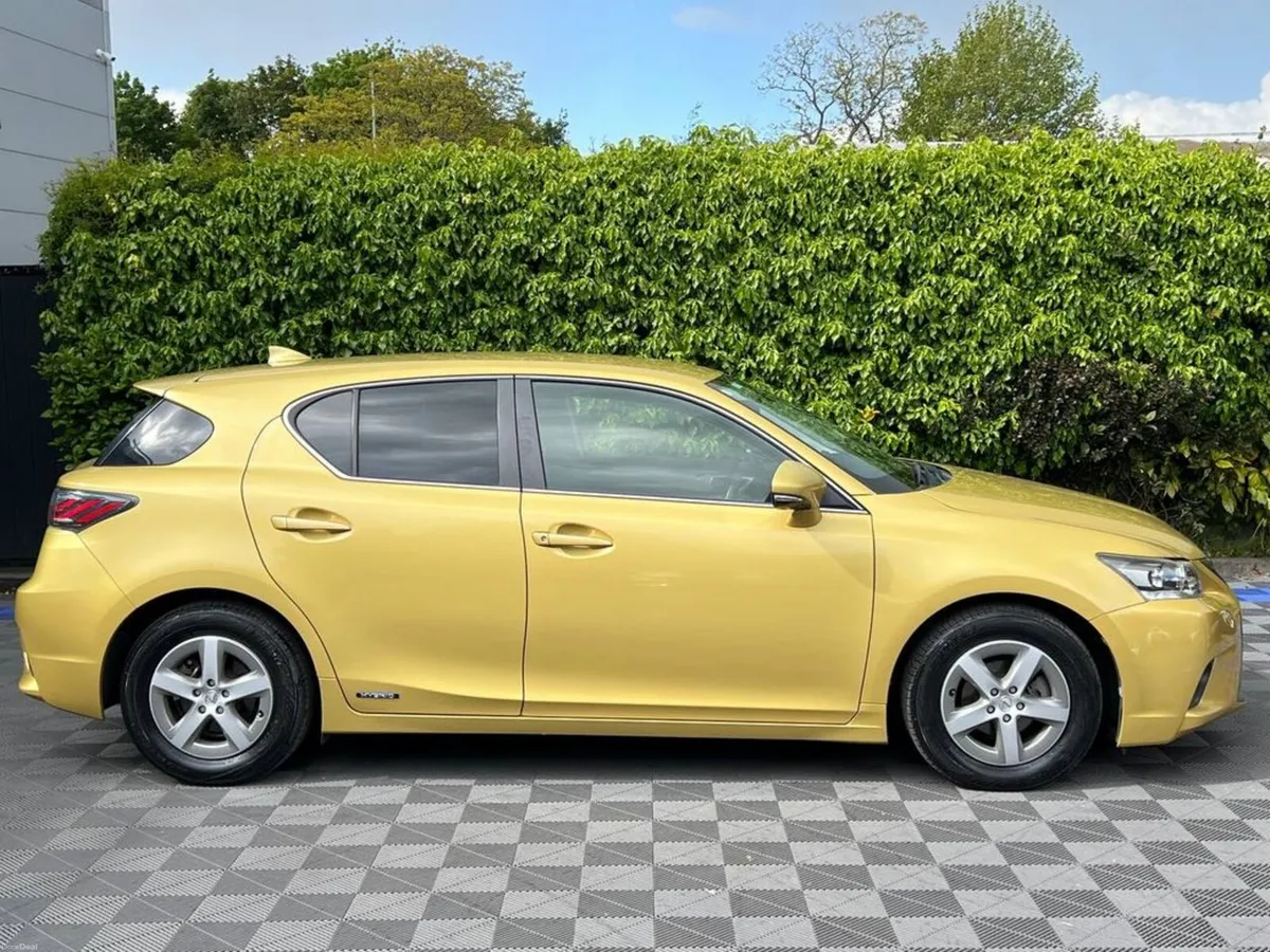 Lexus CT 1.8 HYBRID // SUEDE HEATED SEATS // REVER - Image 2