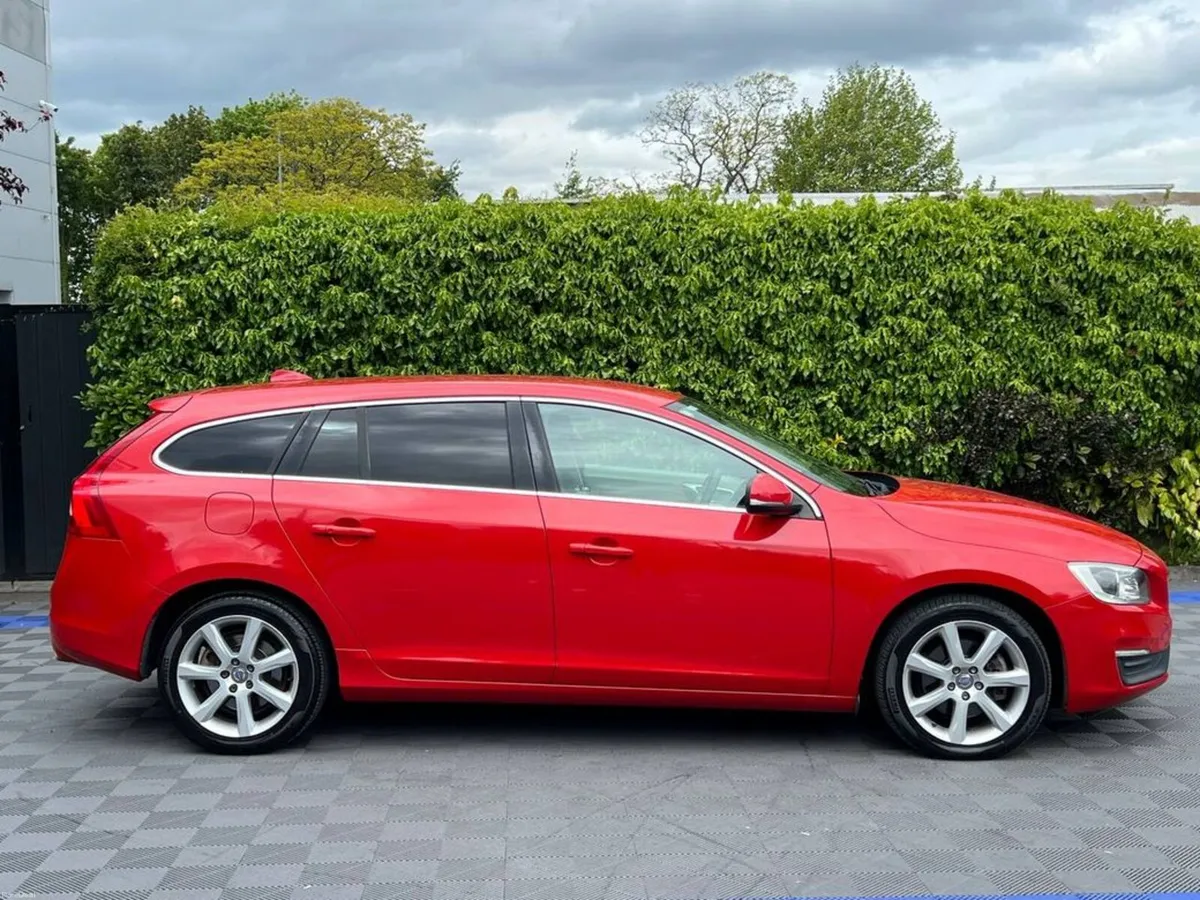 Volvo V60 D4 2.0 D // 17" ALLOYS // ADAPTIVE CRUIS - Image 2