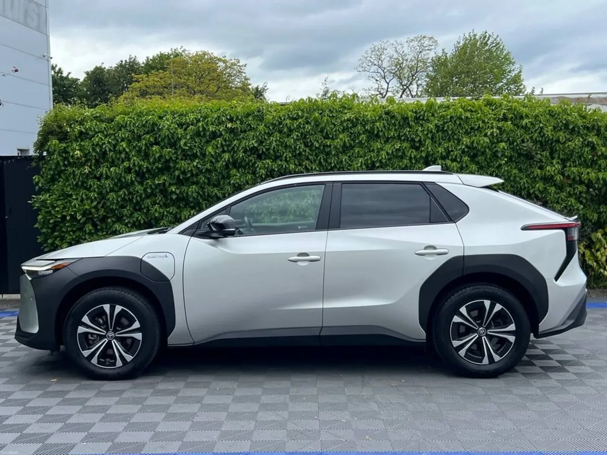 Toyota bZ4X MOTION 71.4KWH // PANORAMIC SUNROOF // - Image 4