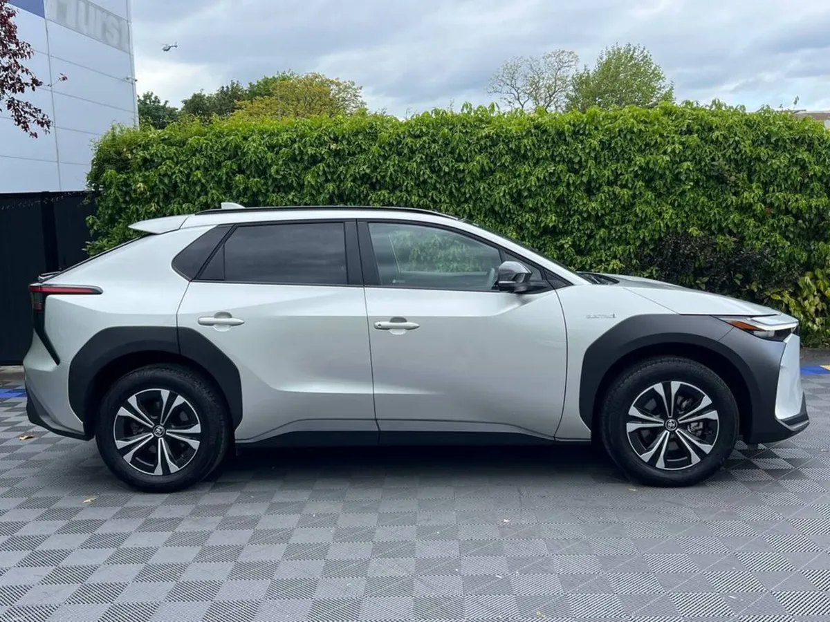 Toyota bZ4X MOTION 71.4KWH // PANORAMIC SUNROOF // - Image 3