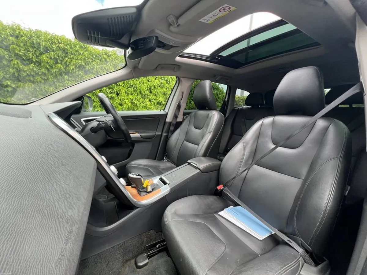 Volvo XC60 D4 CLASSIC 2.0 D AUTO // OPENING PAN RO - Image 2