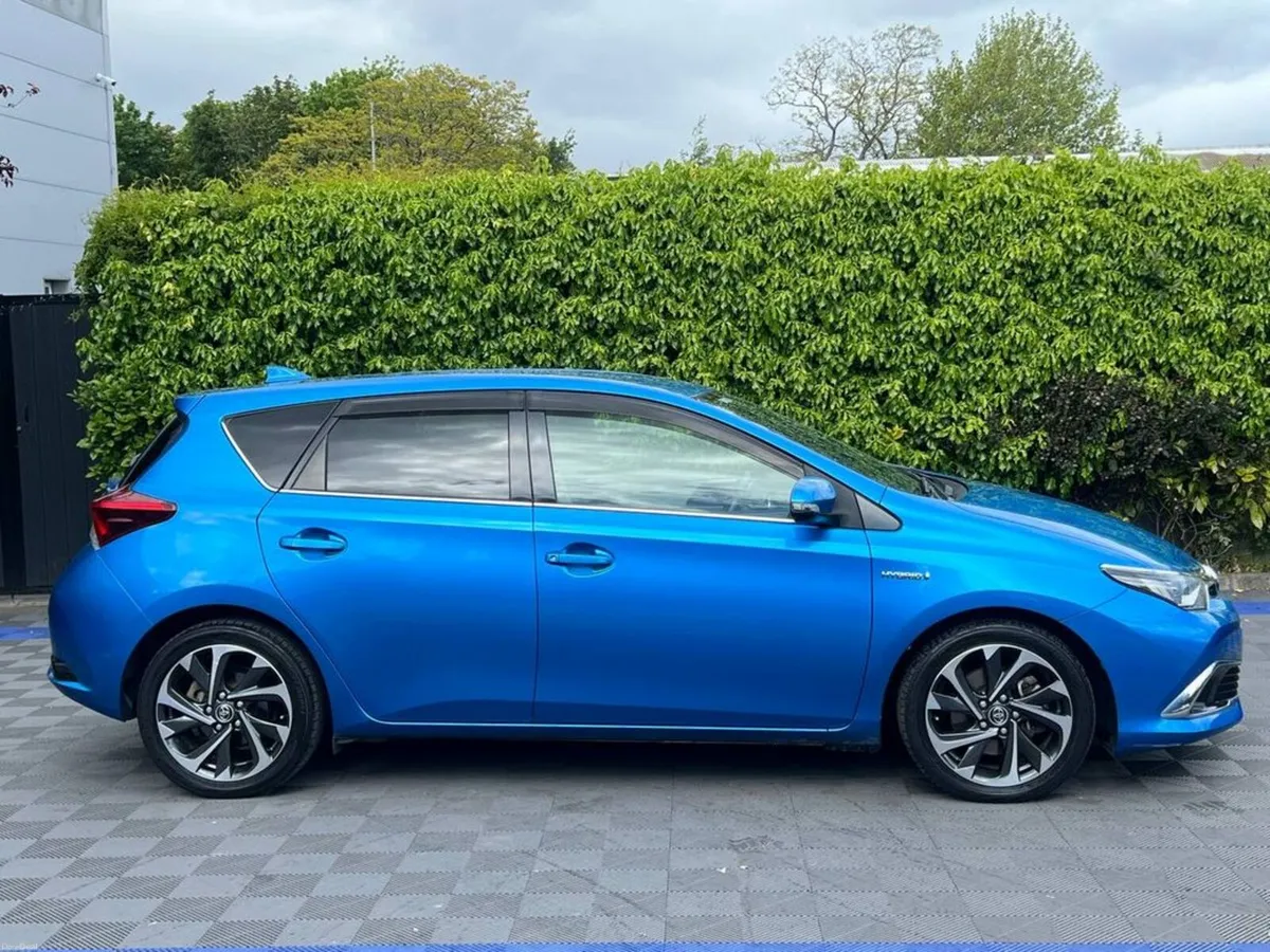 Toyota Auris 1.8 HYBRID AUTO // REVERSE CAMERA // - Image 2