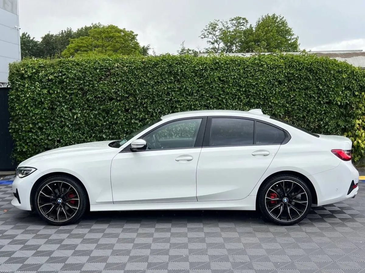 BMW 3-Series 320D AUTO // APPLE CARPLAY/BLUETOOTH - Image 3