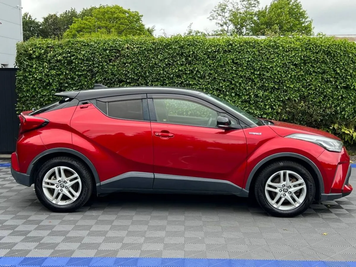 Toyota C-HR 1.8 HYBRID AUTO // DUAL ZONE CLIMATE C - Image 2