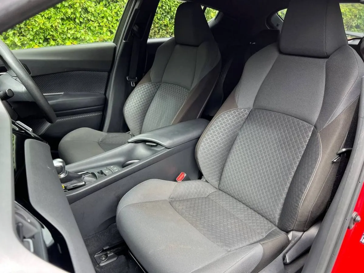 Toyota C-HR 1.8 HYBRID AUTO // DUAL ZONE CLIMATE C - Image 6