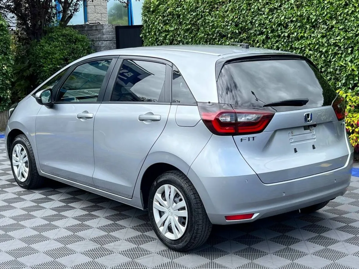Honda Fit 1.5 HYBRID // REVERSE CAMERA // DIGITAL - Image 5