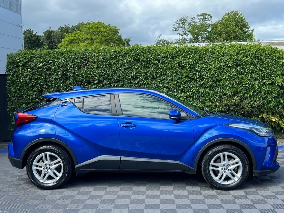 Toyota C-HR 1.8 HYBRID AUTO // ADAPTIVE CRUISE CON - Image 2